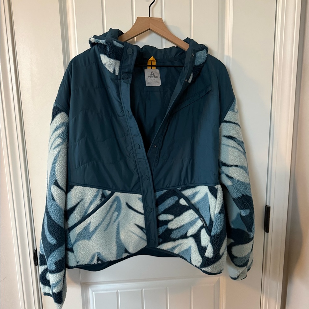 Ascend Teal and Cream Patterned Women's Puffer Jacket
